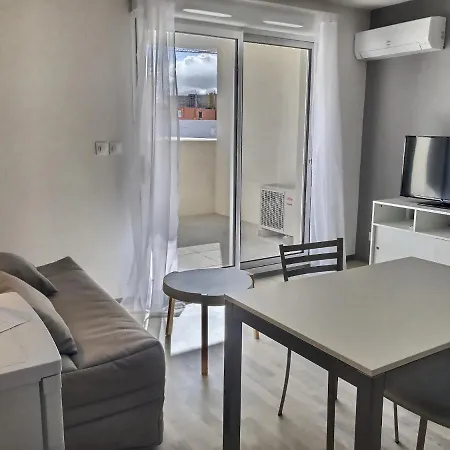 Studio Dans Recente Apartment
